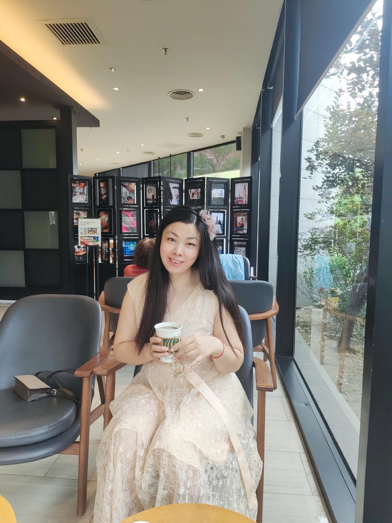 女儿放假回家了，在家全心全意学习备考研究生，我们担心说话大声了影响孩子学习。于是