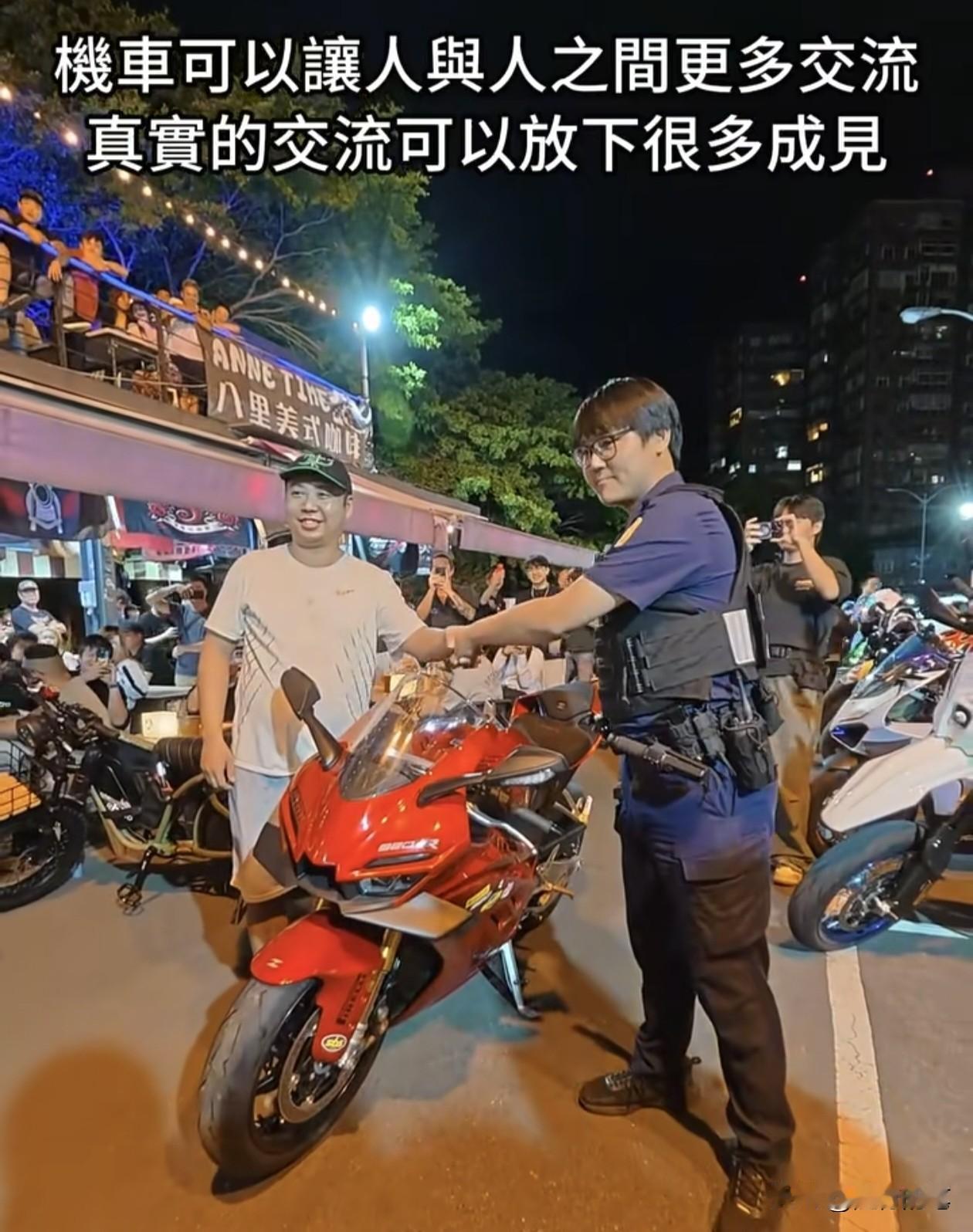 实锤了，台湾居然有警察也喜欢张雪机车。

日前有台湾人购买了张雪机车回到台湾组装