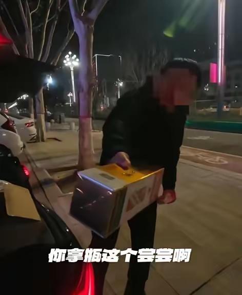 难怪人家能发财！山东聊城的一位代驾小哥，将车主安全送达目的地后，正要告知20元代