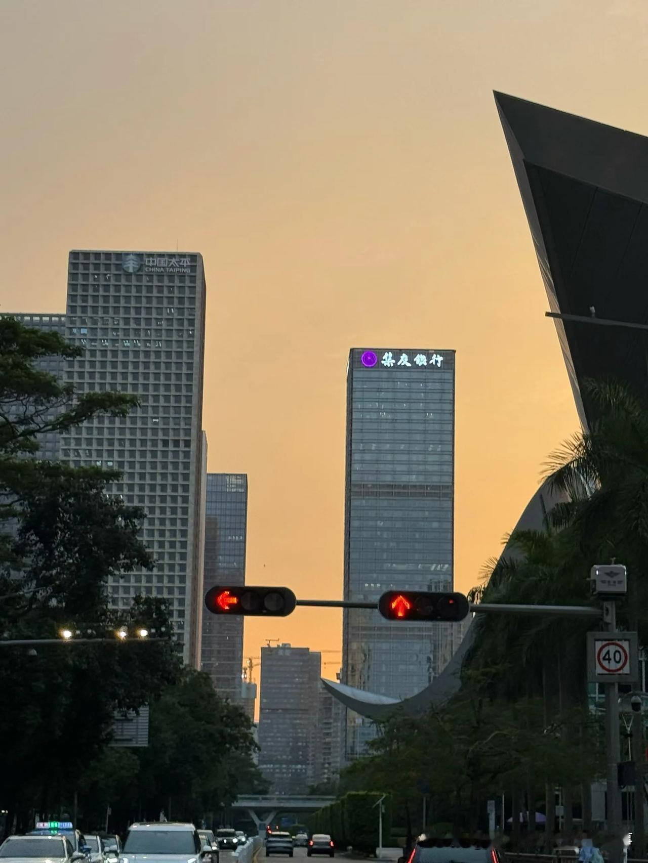 这个世界很多事都蛮有意思的
酒店是过夜的，夜店是喝酒的；
等红灯是等绿灯，生鱼片