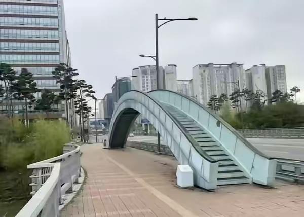 脱了裤子放屁