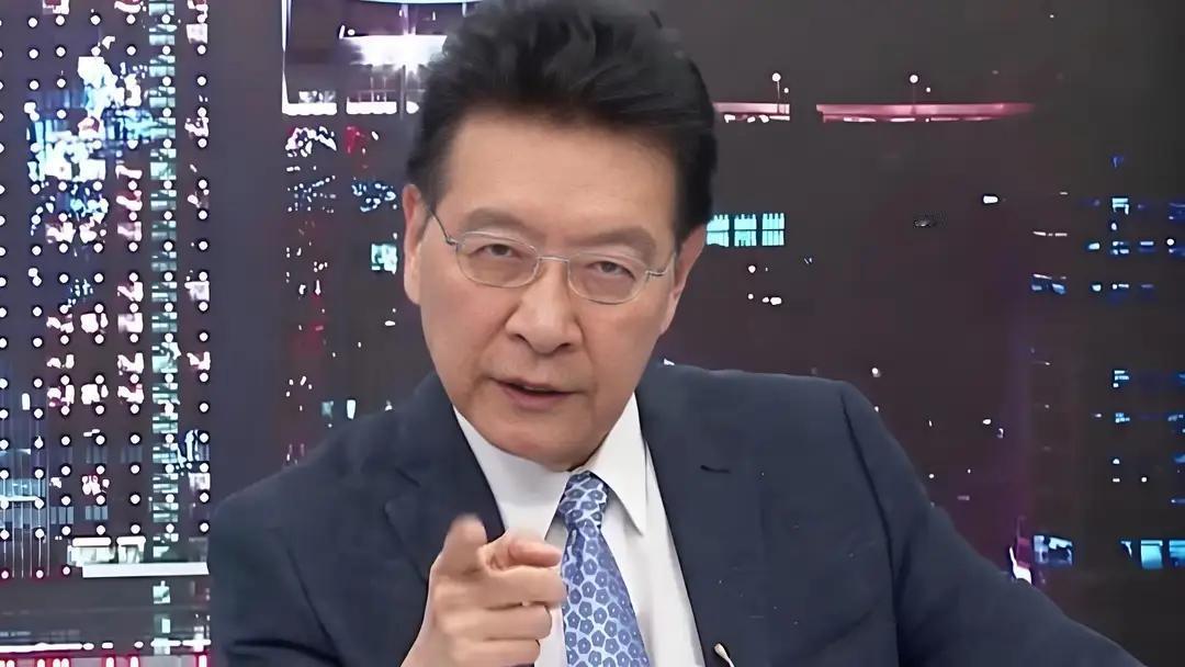 【沈富雄精辟评价黎少康】
不蓝不绿，
不红不白，
四姓家奴，
跪美独台。