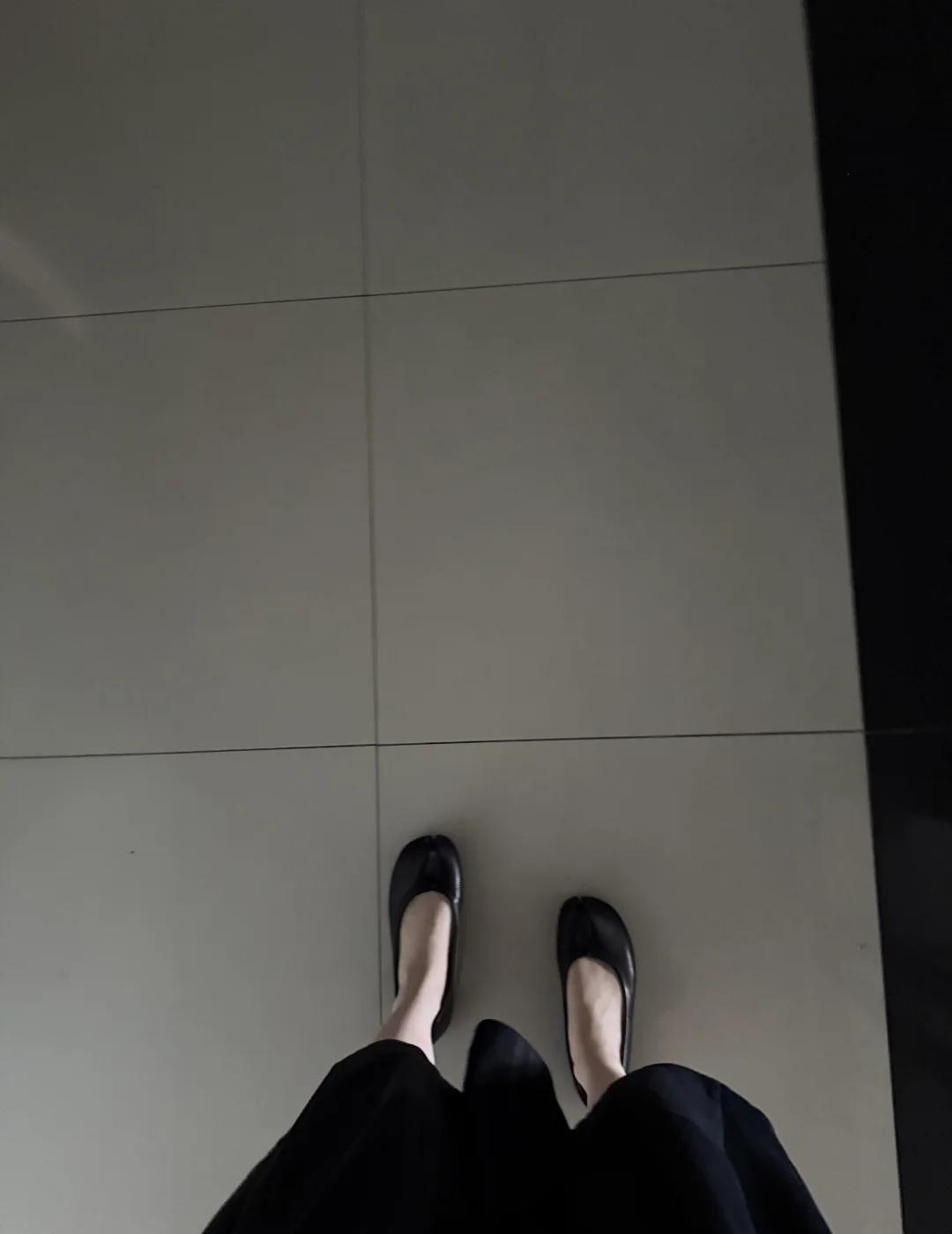 突然get到猪蹄鞋
以前一直觉得好丑
现在觉得好可爱 特别秀气 而且很百搭
今天