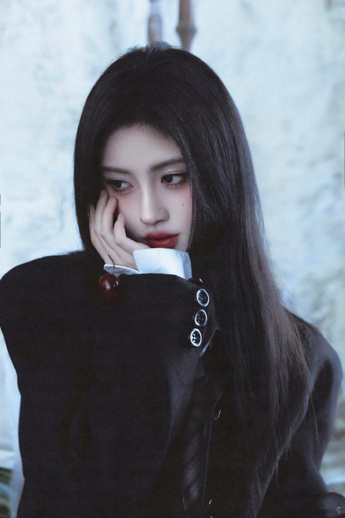 鞠婧祎暗黑学姐look 鞠婧祎怎么又美出新高度了，阴湿女鬼暗黑风学姐，姐姐我可以