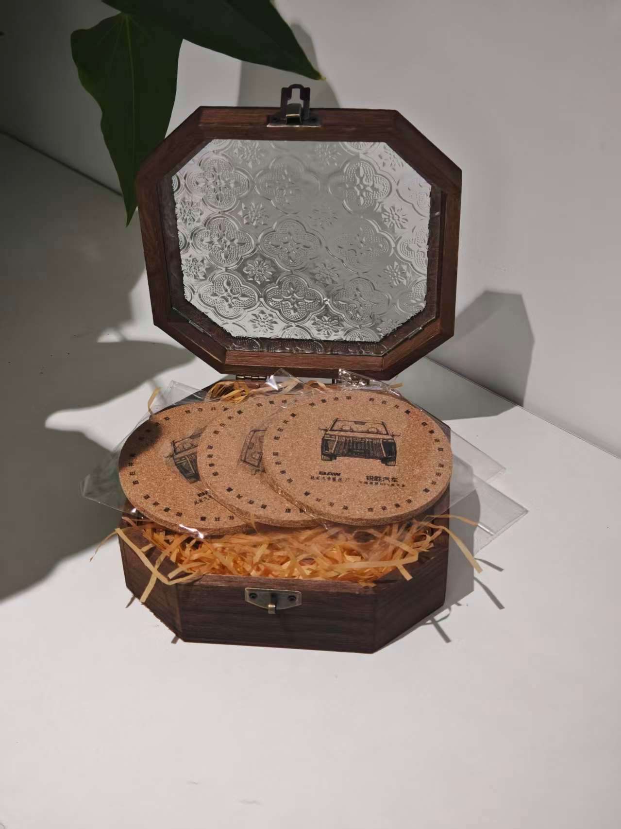 发福利，抽一个幸运粉丝，送个精致的海棠花收纳盒+杯垫，还怪好看的咧。铁粉点赞即可