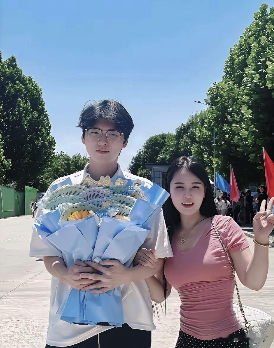 网上看到一张图片，说是39岁的妈妈来接高考的儿子，这事上了热门，都说妈妈太年轻了