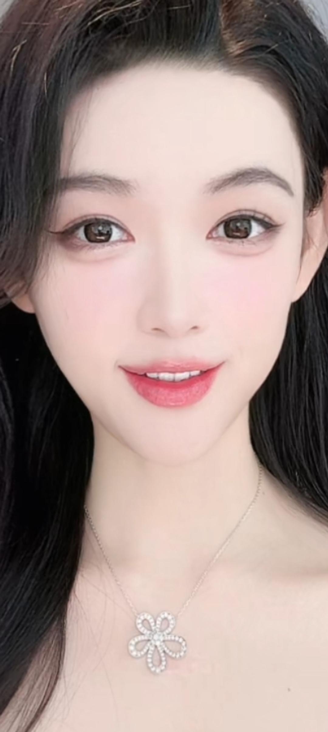 这个女孩笑起来好甜啊！