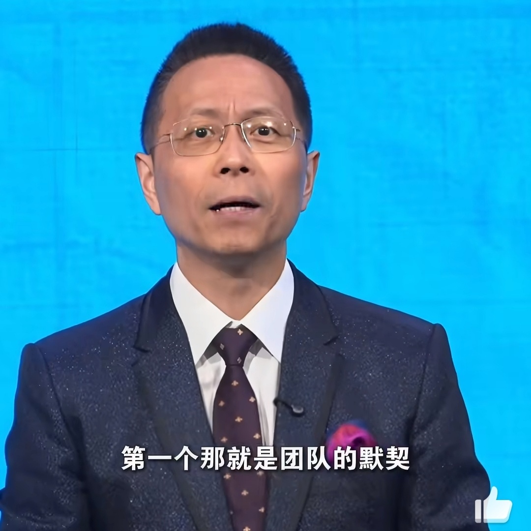 詹俊总结阿根廷队三大优势如图所示，团队默契、对场地的利用以及禁区内的效率，这三条