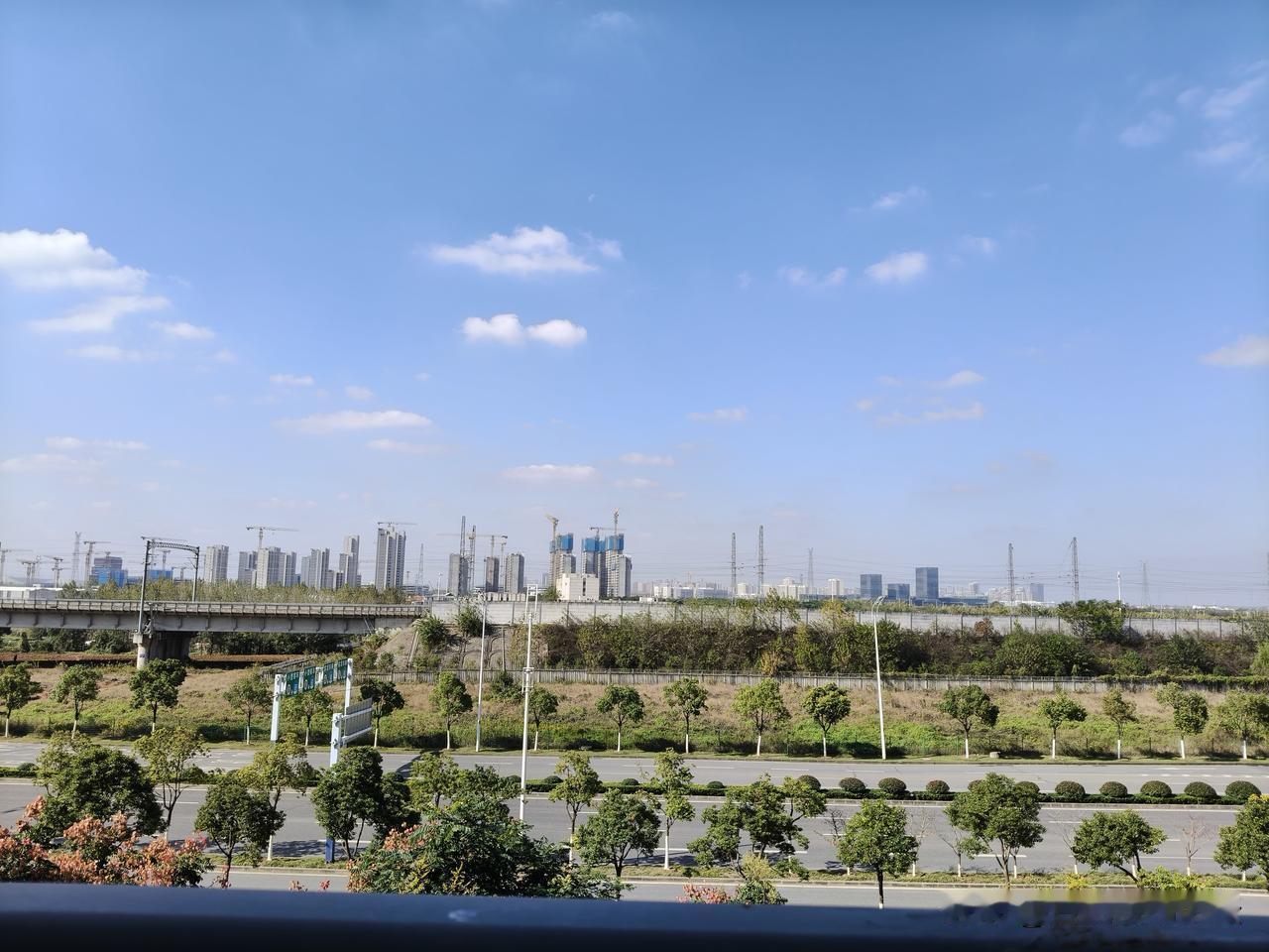 合肥的边界线到底在哪？天气晴好下的合肥运河新城，现在那边交房的越来越多了，一栋栋