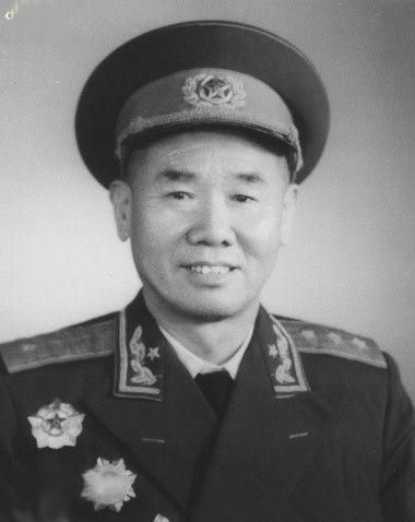 1984铁道兵完成集体转业，司令员陈再道卸任后的闲暇时光
 
1984年，根据百
