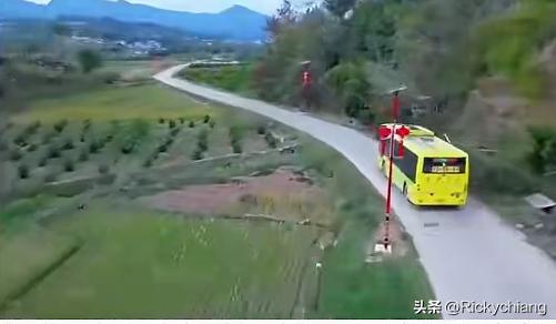 中国农村公交车基本靠政府贴钱，不挣钱只为方便老百姓。这一点全世界没有一个国家可以