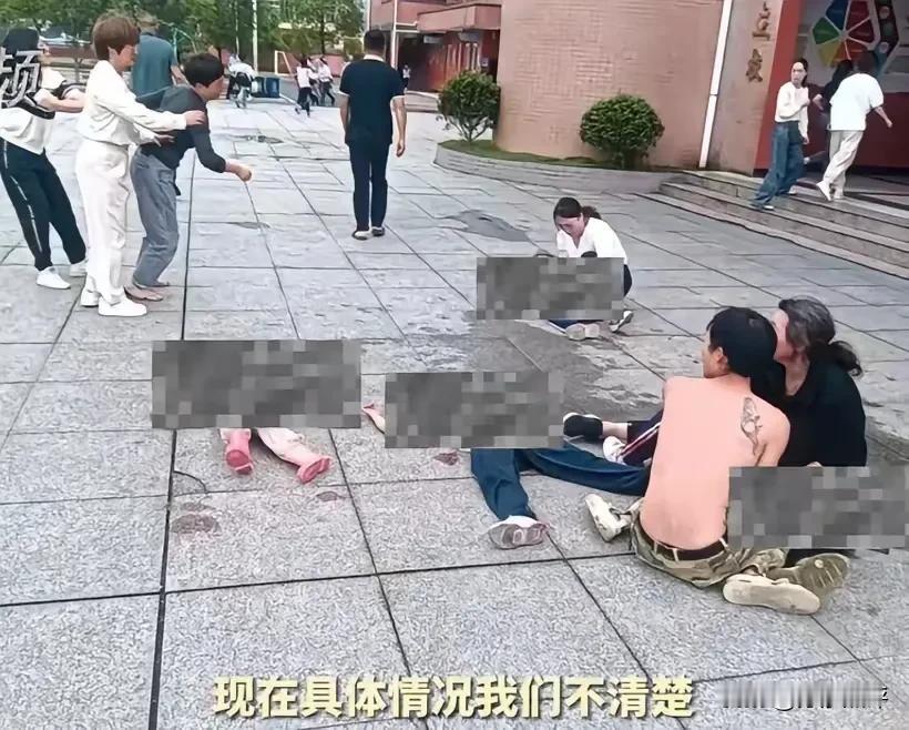 现在说严惩已经晚了！女子身伤被扒！2死10伤，一个45岁的中年女人，手持水果刀伤