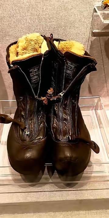 1950年，志愿军缴获了一双美军军靴。
东西一拿回来，一群人围着看，半天没人吭声