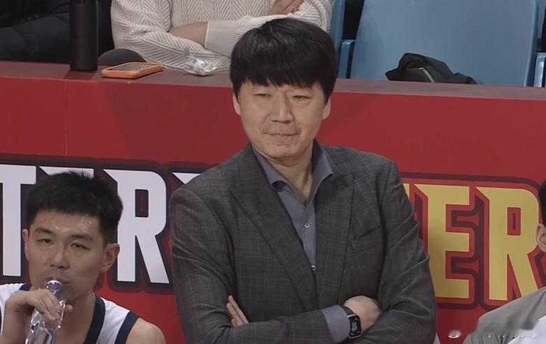 山东男篮这第二节末段太魔幻了，领先了就不会打了，各种失误不进。 