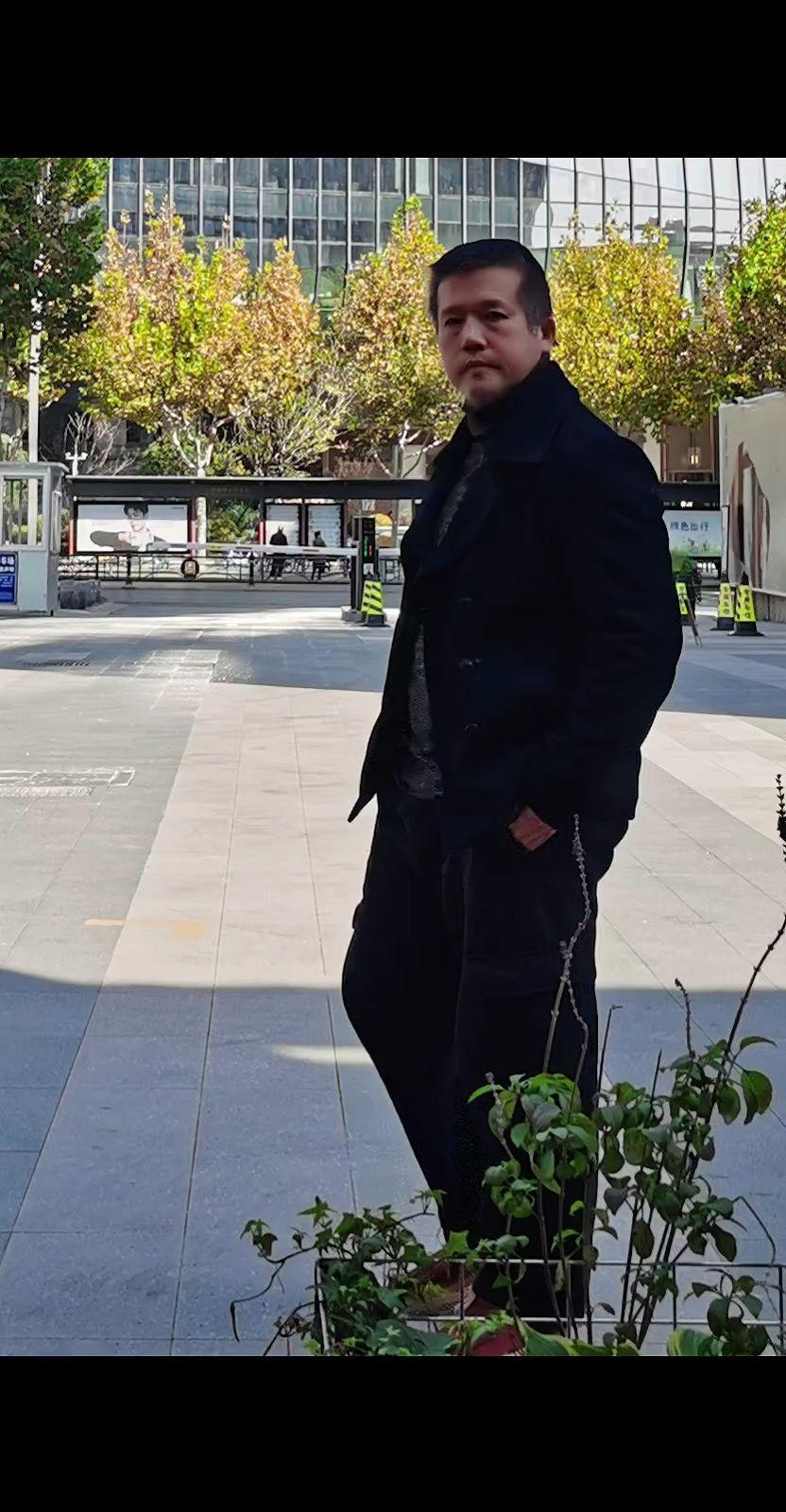 1. 终日奔忙逐碎银，却忘了赚钱本是为滋养生活、温暖亲情。往后愿少些浮躁，定个小