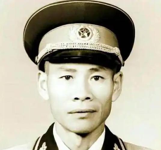 1969年，一个副军长去西安热电厂视察，陪同的厂长在后面点头哈腰，结果，这位副军
