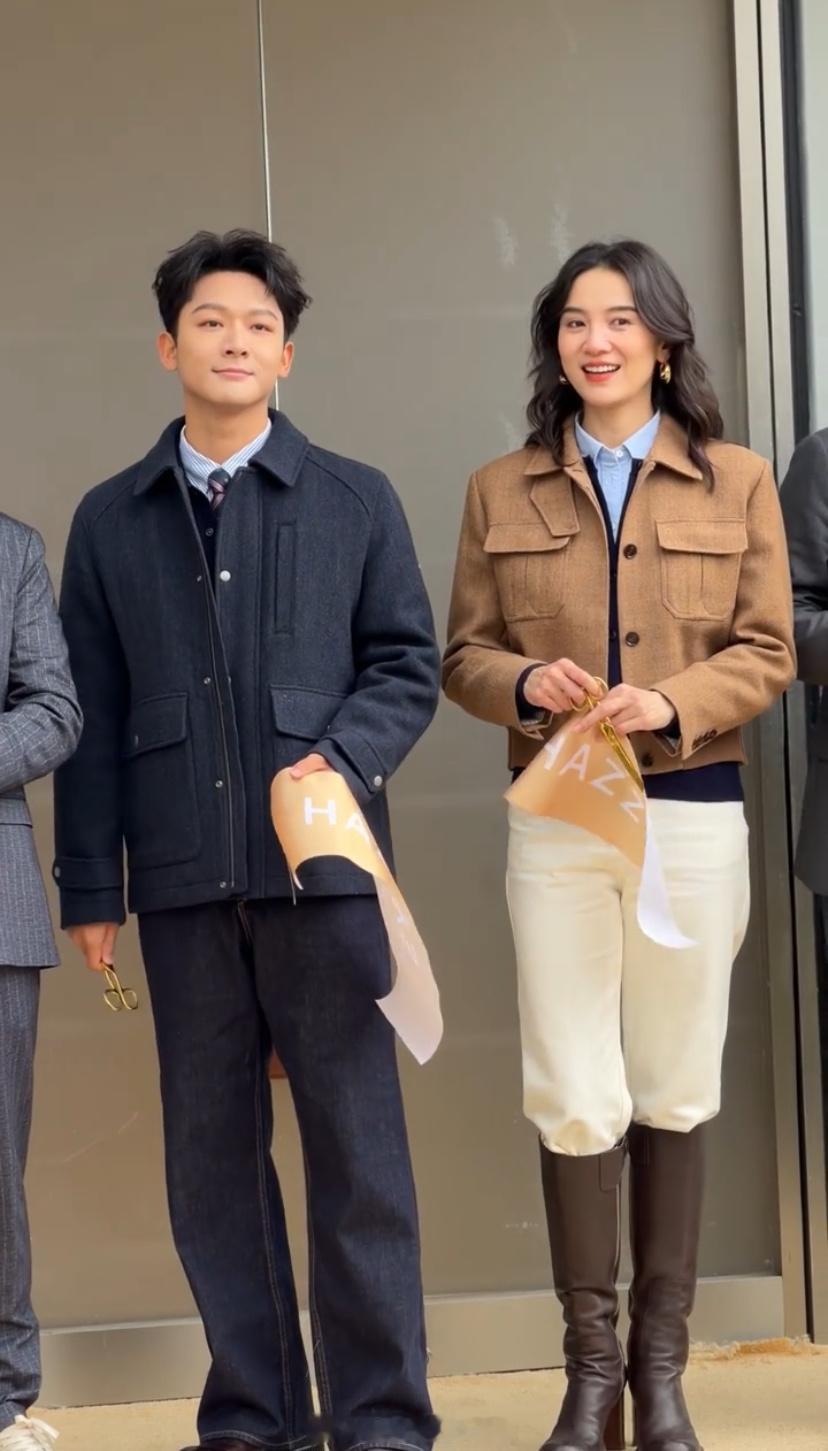 宋佳张晚意活动同框剪彩举杯🥂宋佳张晚意活动同框路透宋佳张晚意举杯