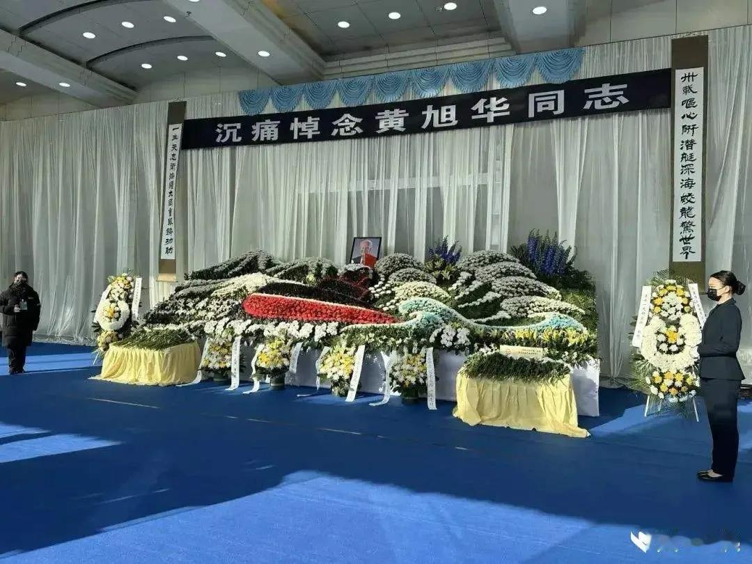 送别的时刻到了，黄老先生一生都在为祖国的核潜艇事业做出自己的贡献。

他完成了自
