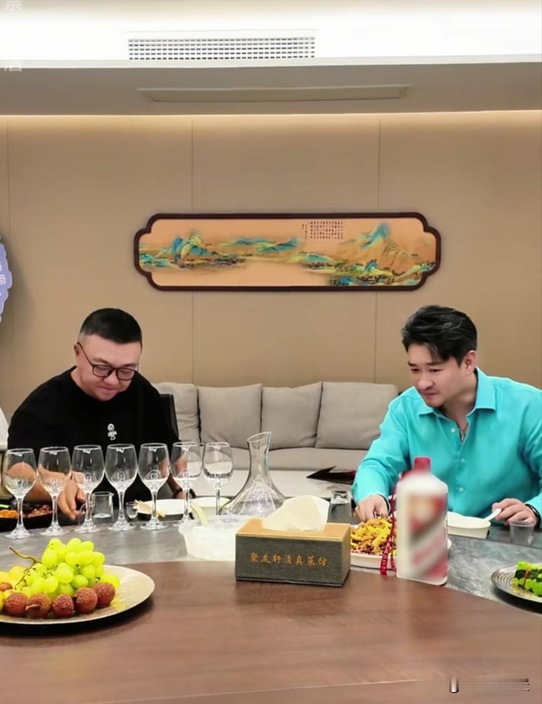 曹云金宴请董路，知己相逢皆因同渡风雨！跨界相聚绝非炒作！
相声演员曹云金宴请足球