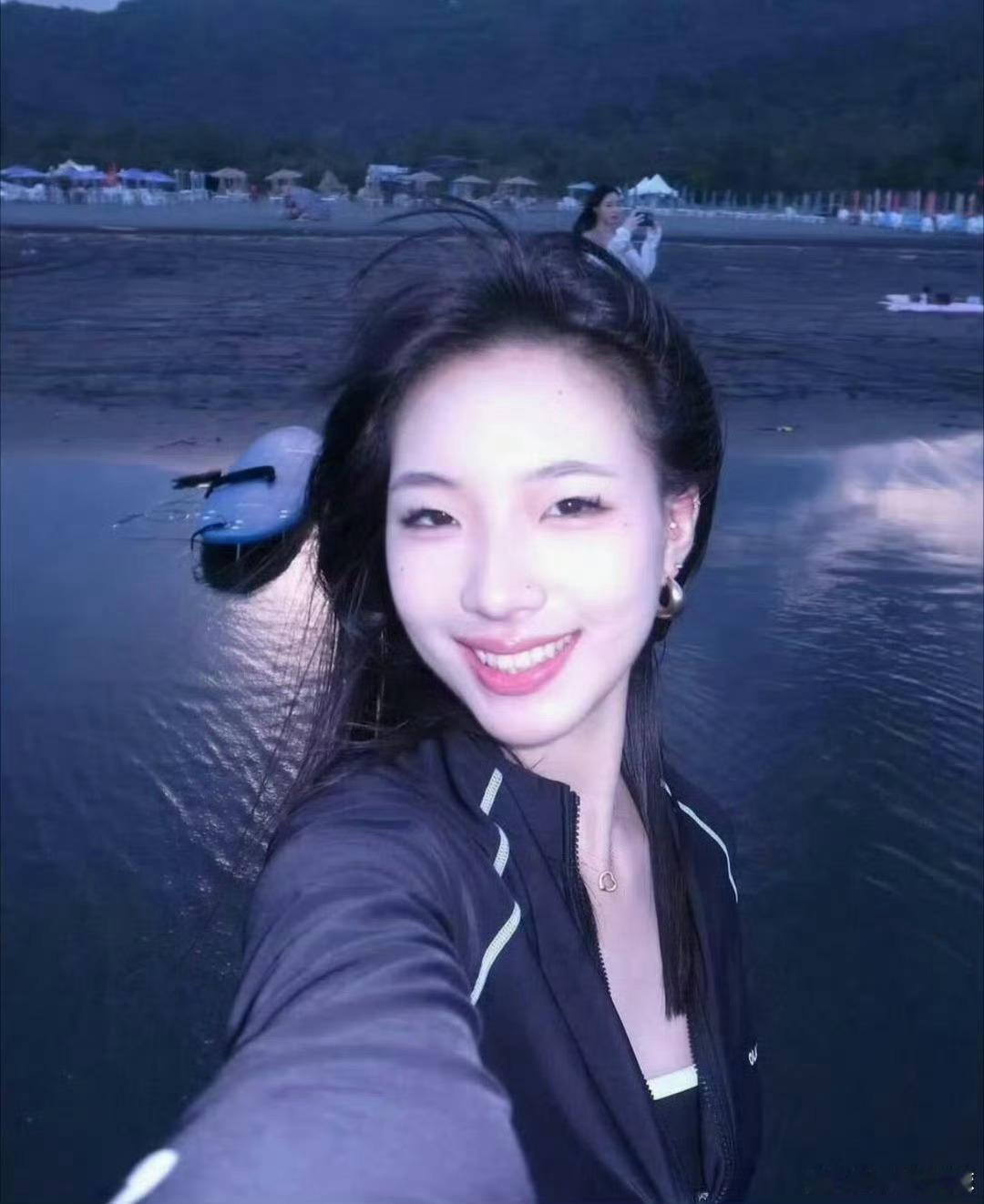 小小的项链维系着深厚亲情，一家人悠闲出游状态舒适，幽默辟谣回归生活本身小S大女儿
