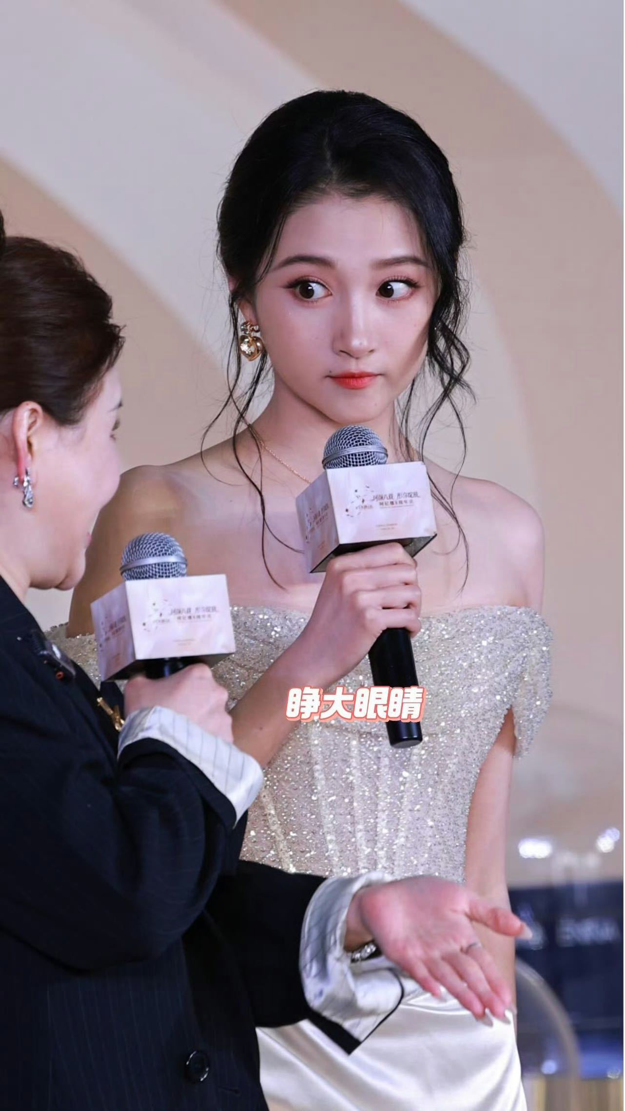 关晓彤优雅千金感关晓彤佛山线下活动状态在线，精致盘发搭配长裙，从容优雅自带千金感
