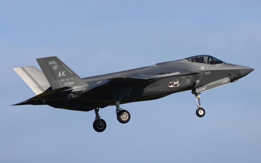 美军F-35A战斗机飞行过程加油口盖板脱落，美国空军特意为中国战机准备的“拖刀计