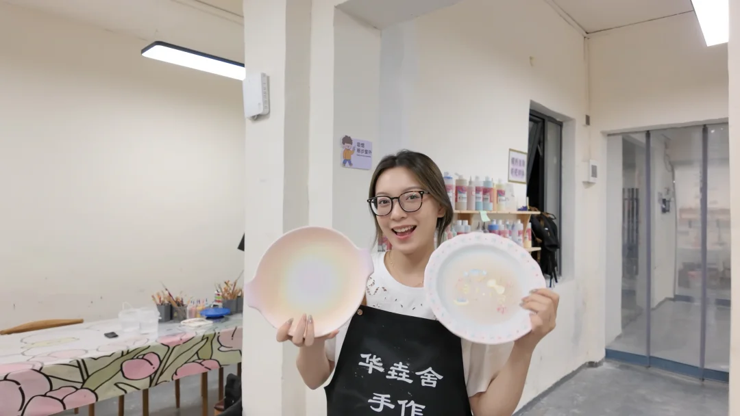 看看你们在景德镇画的盘子！