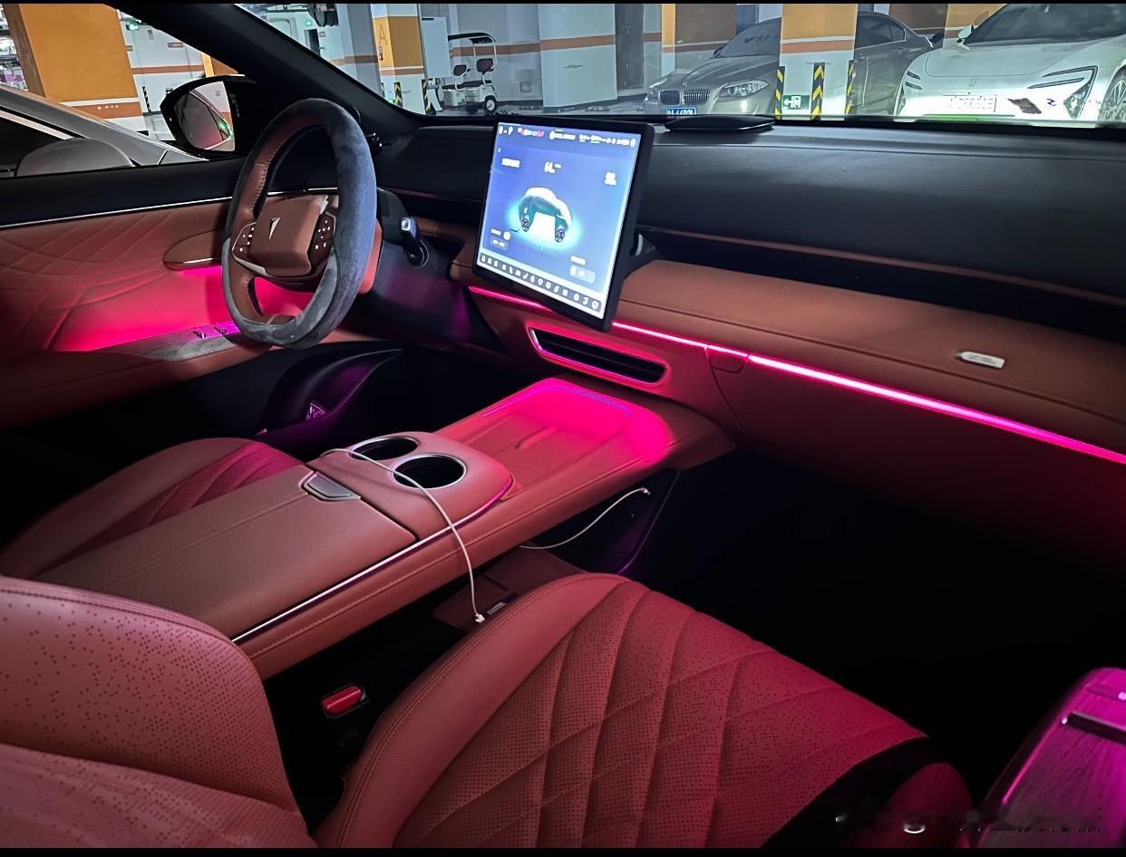 我算是看明白了，现在年轻人买车，眼光是独到。

单位里02年的小姑娘，选车就冲着