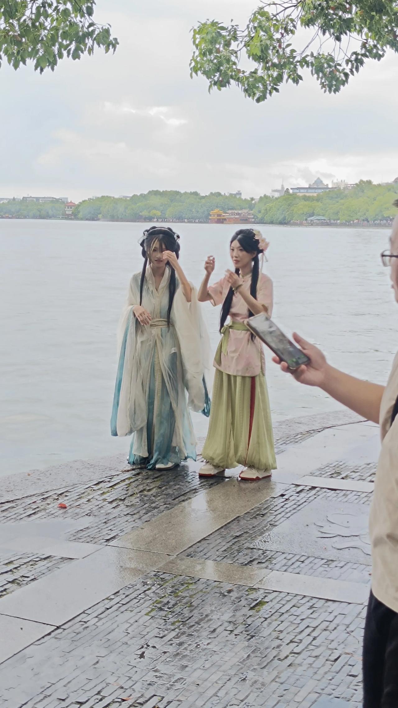 杭州西湖，美女如云，到处都是白娘子……