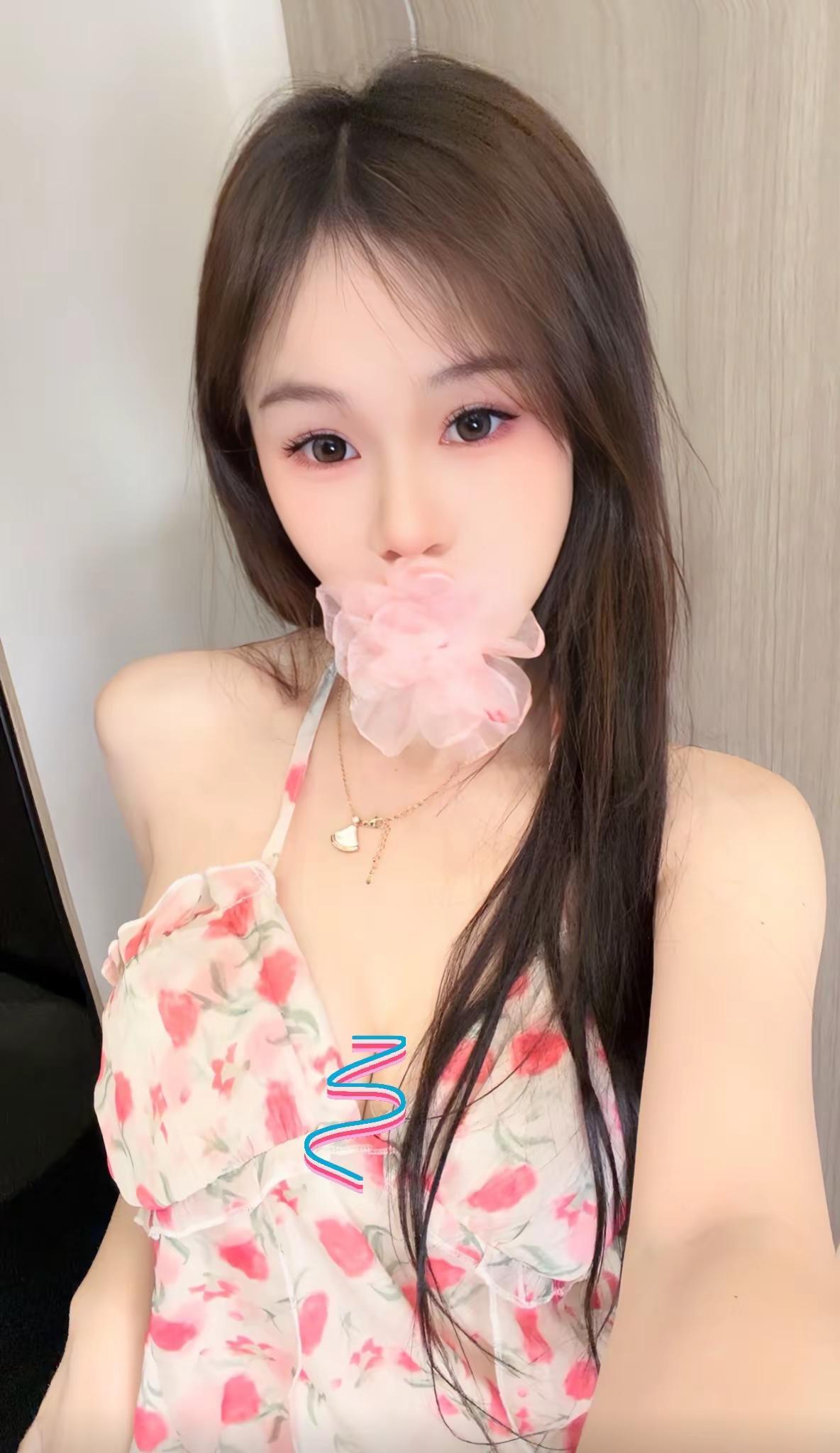 粉色吊带连衣裙 碎花裙