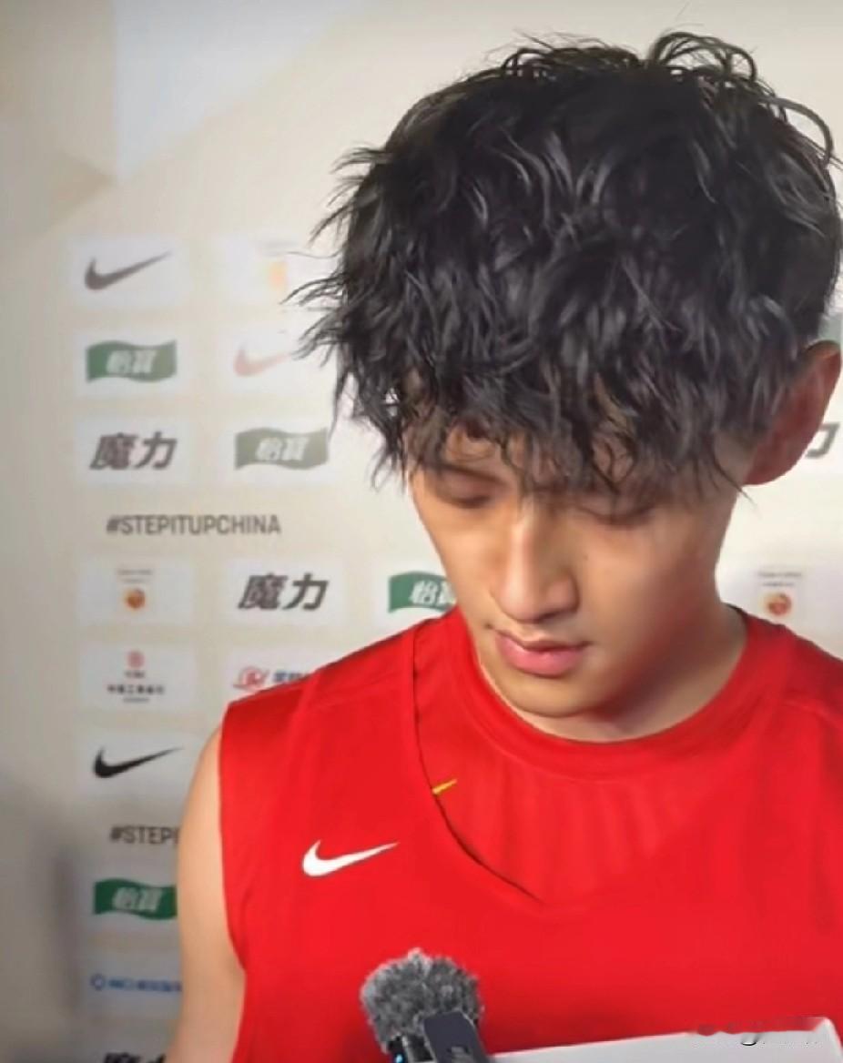 曾凡博谈中国男篮：

“大家都非常努力在训练，队伍在郭导的带领下，非常团结。”