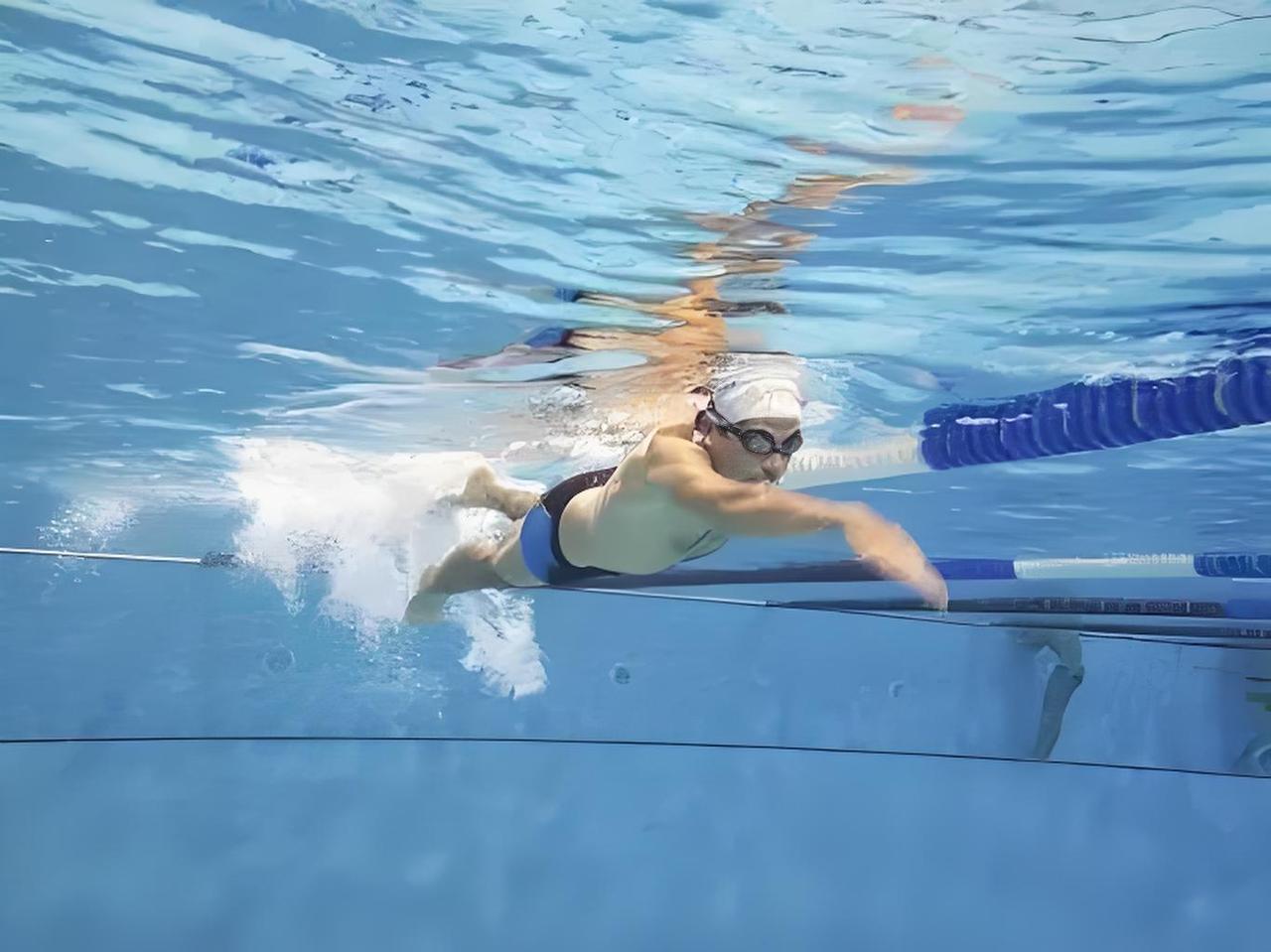 自由泳游进直线不跑偏的精准控向技巧！泳教头 | 泳讲堂：自由泳游进直线不跑偏的精
