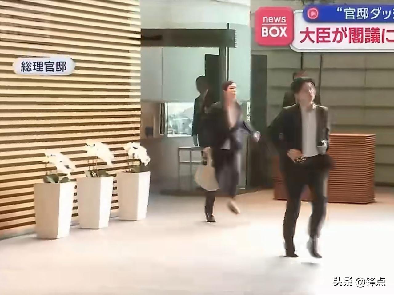 迟到过1小时的高市早苗批评迟到了5分钟的小野田纪美。

日本媒体TBS报道称，日