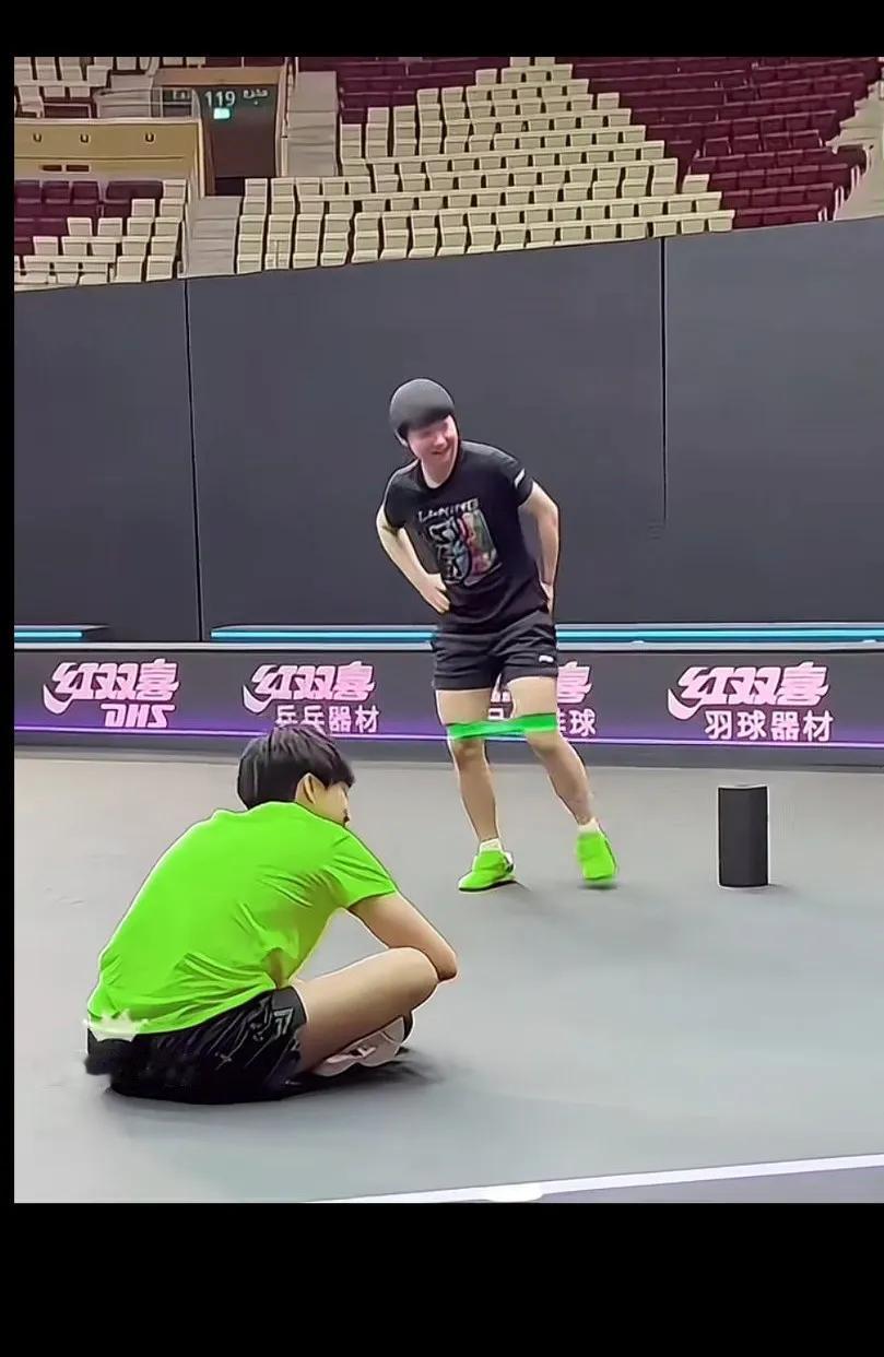 就这样训练也太舒服了向小孩在一起玩世界第一好棒哈
莎头一起并肩作战坚定自信，多哈