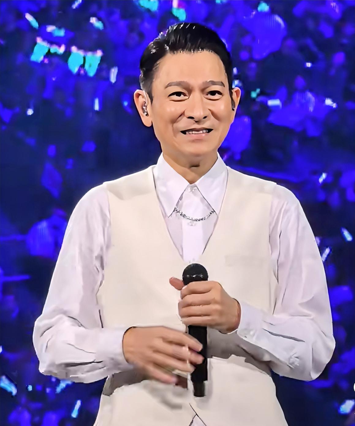 64岁还在卷，刘德华把“退休”两个字直接撕了。
每天四点起床，先撸铁两小时再背