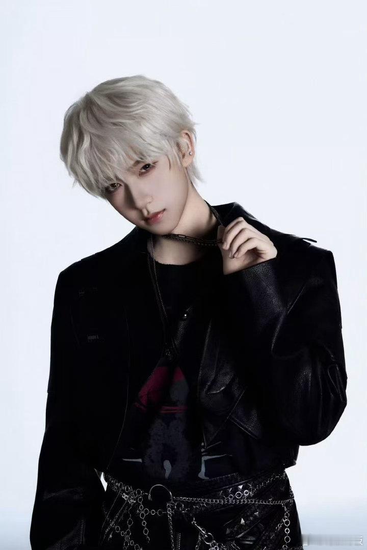 贺峻霖加冠大片白发贺峻霖白发贺峻霖，帅的，