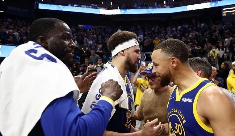 勇士在高处无敌了太长时间了，
如今回归“人类”状态，
联盟其他球队抓住机会开启了