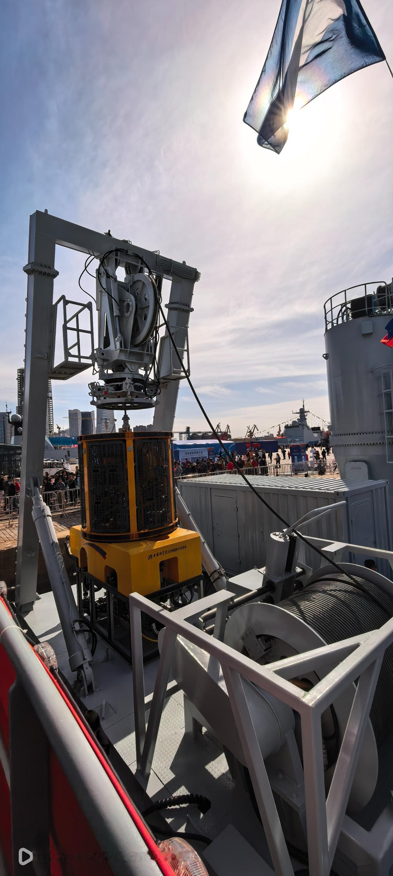 847“阳澄湖”打捞救生船上装备的作业型遥控水下机器人（ROV），由中科院沈阳自