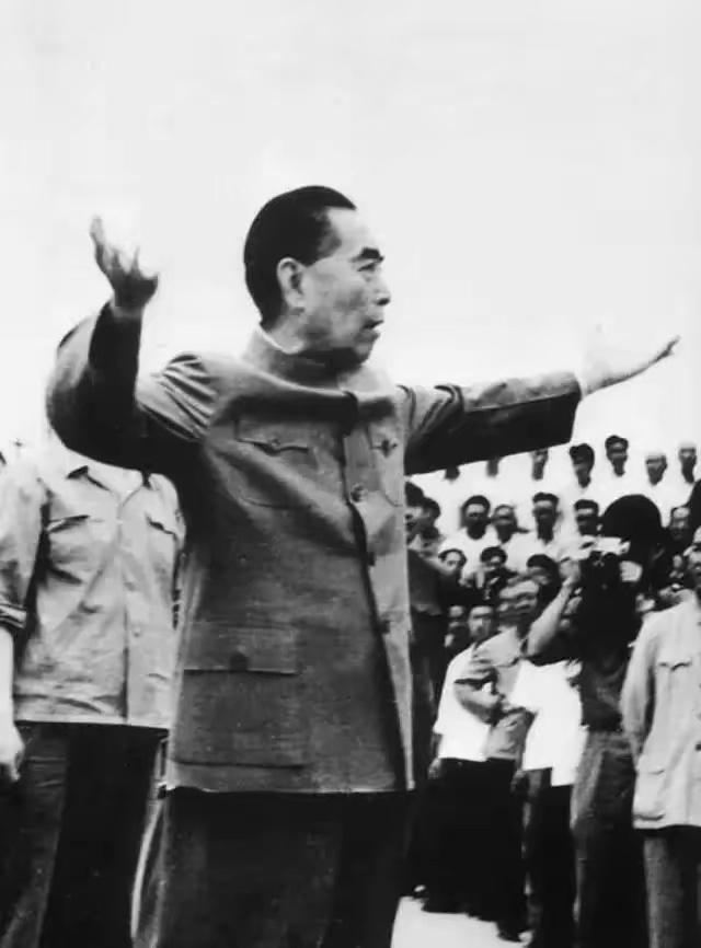 1960年8月，周恩来总理在百忙之中抽空参加中国音乐协会主办音乐会。

节目一个