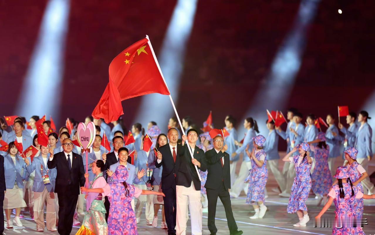 来了来了……
盛装出场，五星红旗打头阵。
亚运会开幕式，中国代表团在第七个入场，