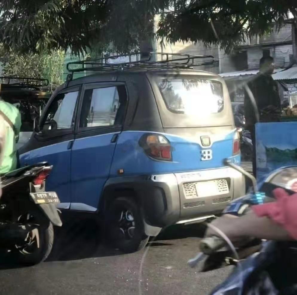 前两天去了趟相邻的城市，满大街都是这种小电动~~~还有电动三轮自己焊个铁架子，然