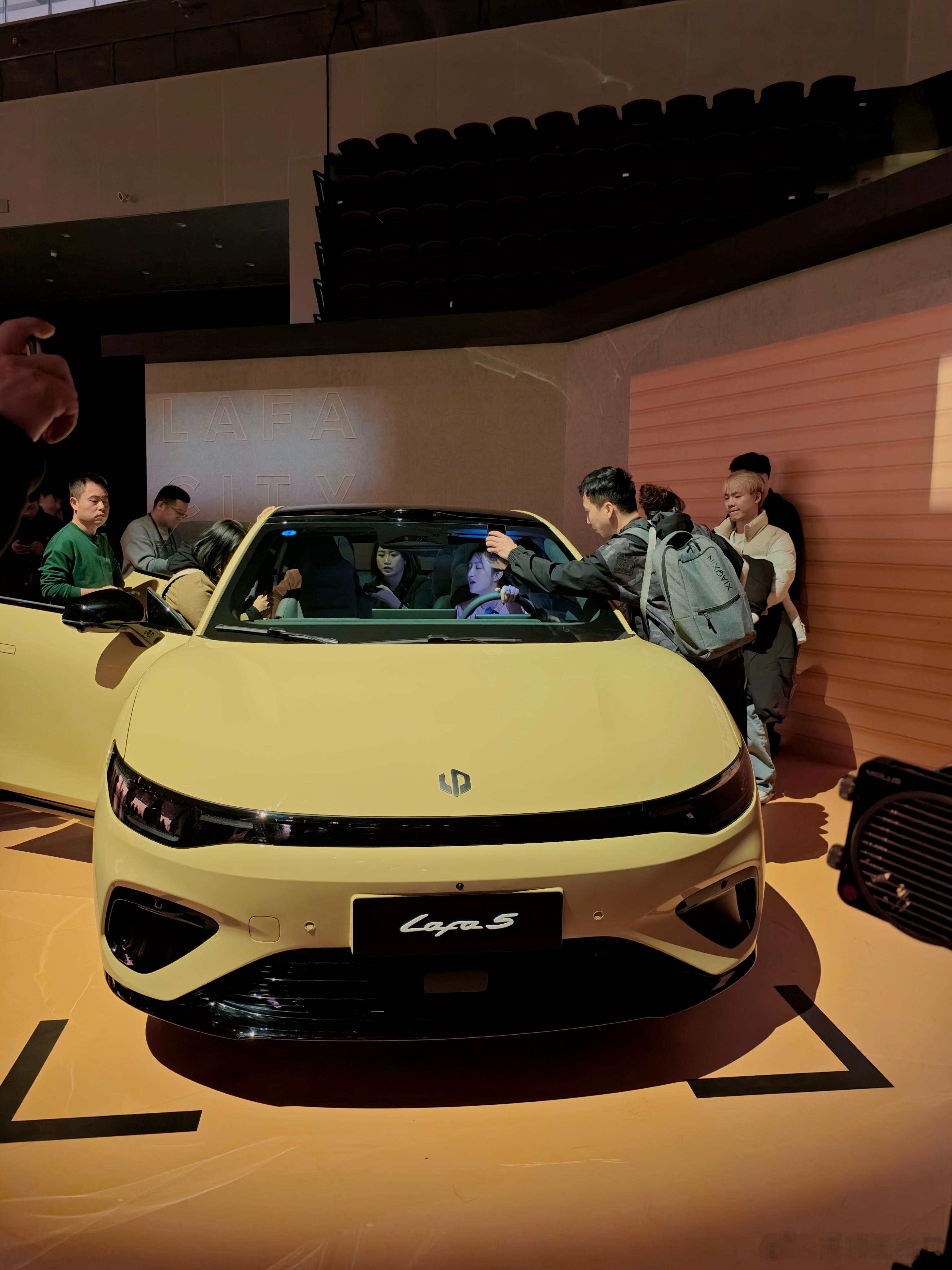 零跑Lafa5价格还是挺给力的，总共五个版本，最便宜的515 Plus版本仅售9