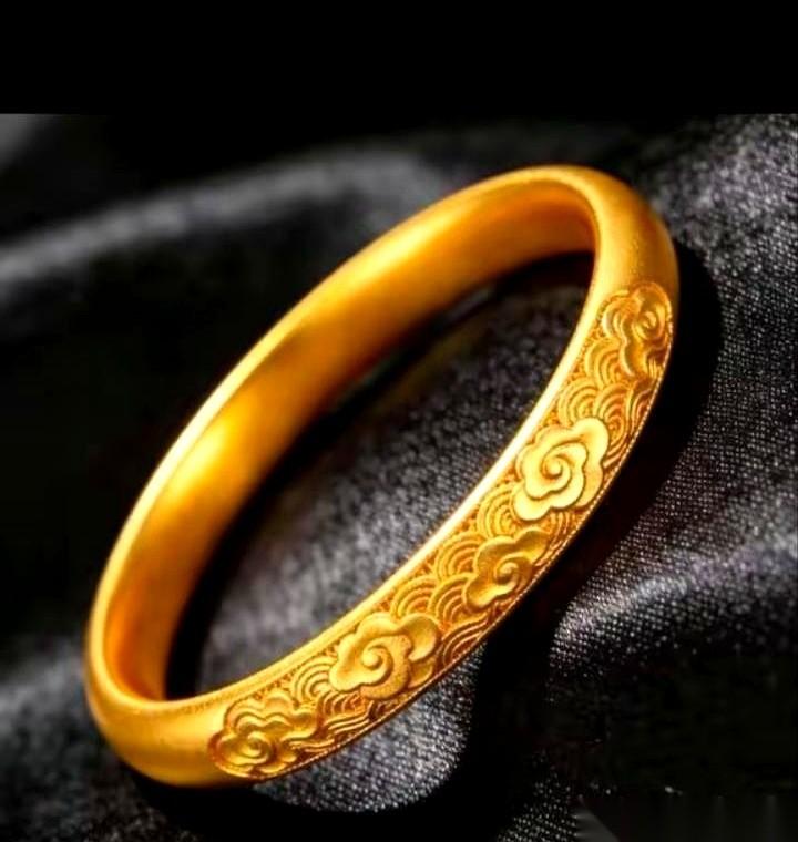 金价真是疯了！一只100克的金镯子，轻轻松松就捅破了12万大关。
这数字砸下来，