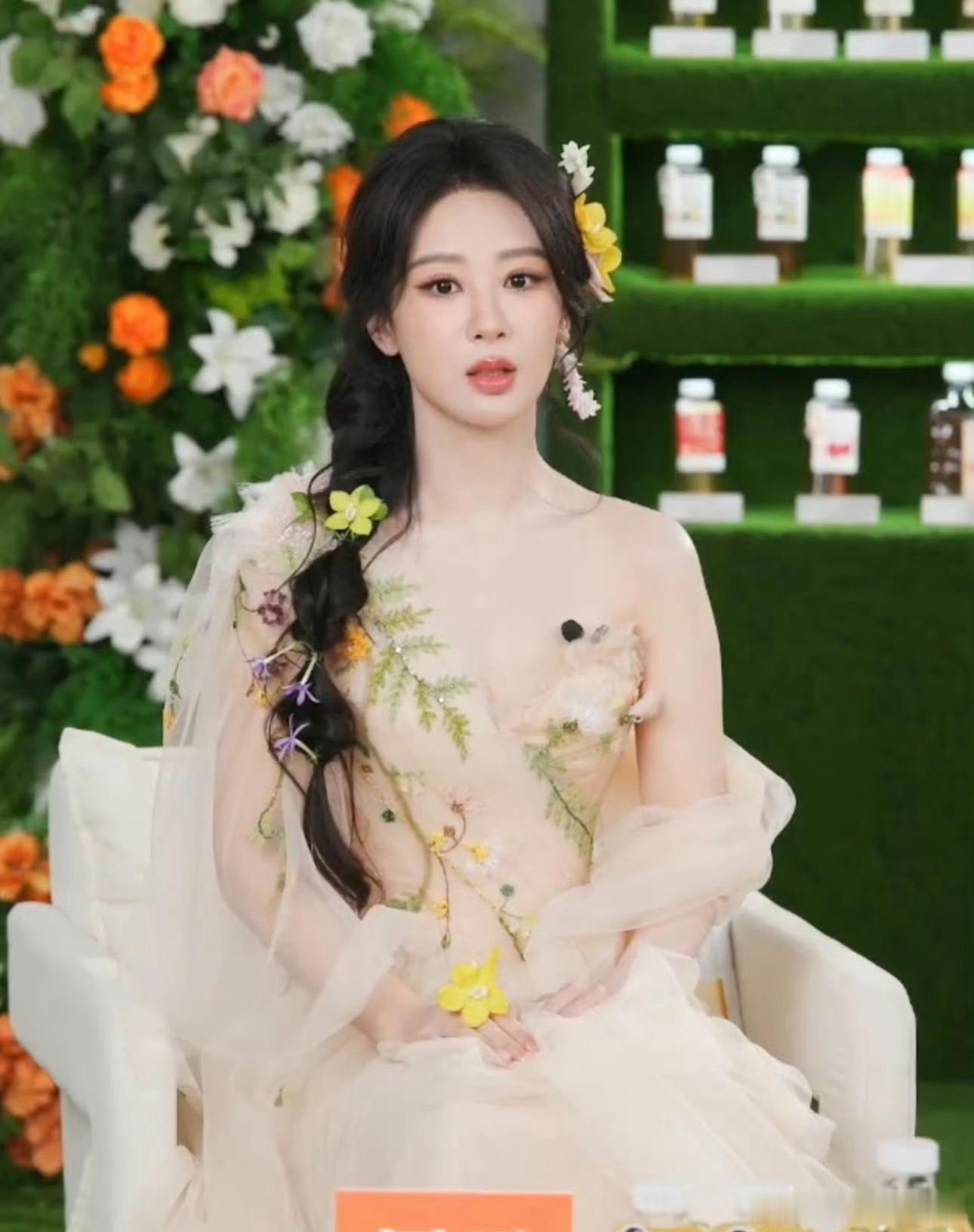杨紫鲜花侧编发杨紫鸡蛋花侧边编发杨紫鸡蛋花侧边编发好美，今日份鲜花💐紫 