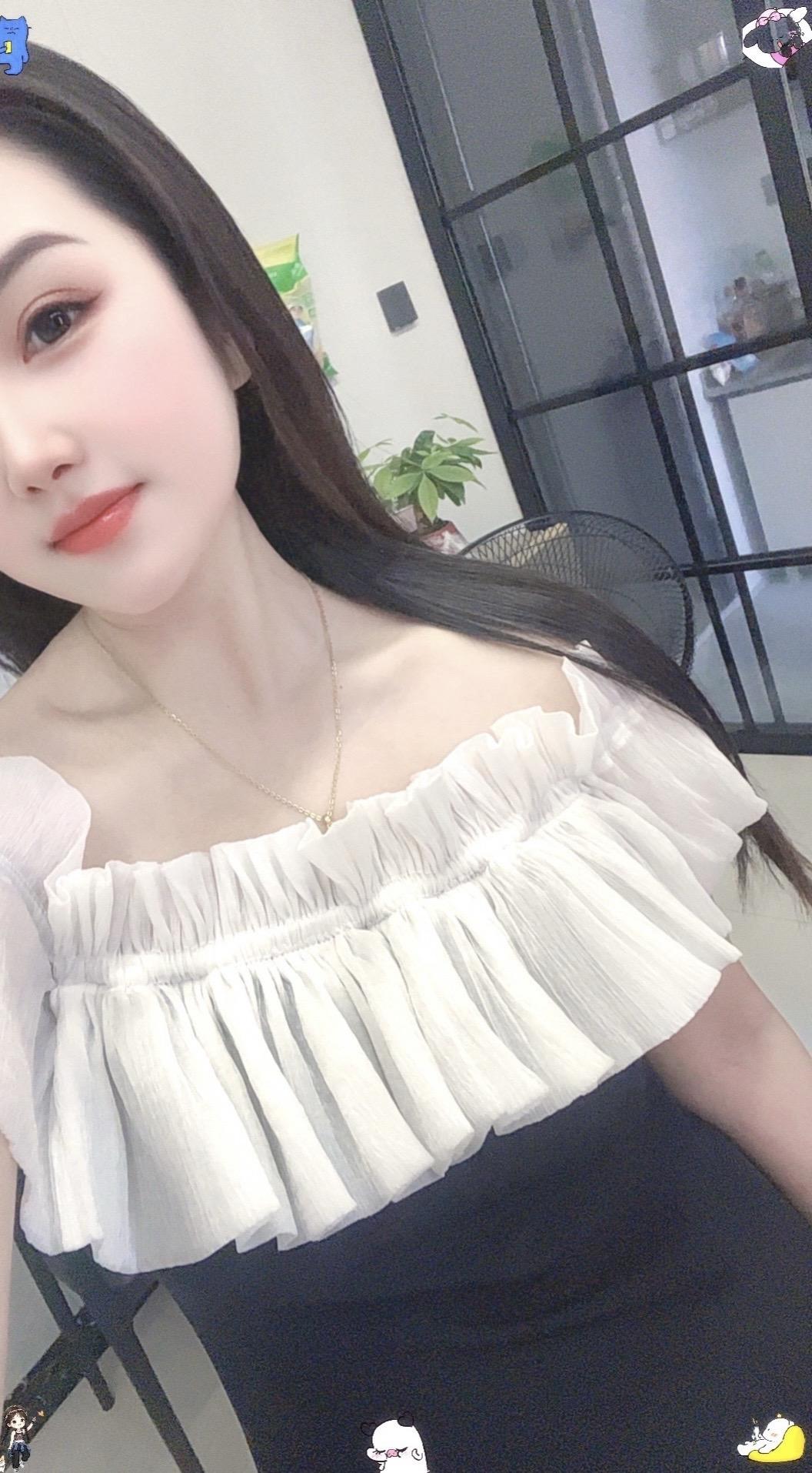 生活很苦 天气很热         但喝点冰啤🍷好爽…… …