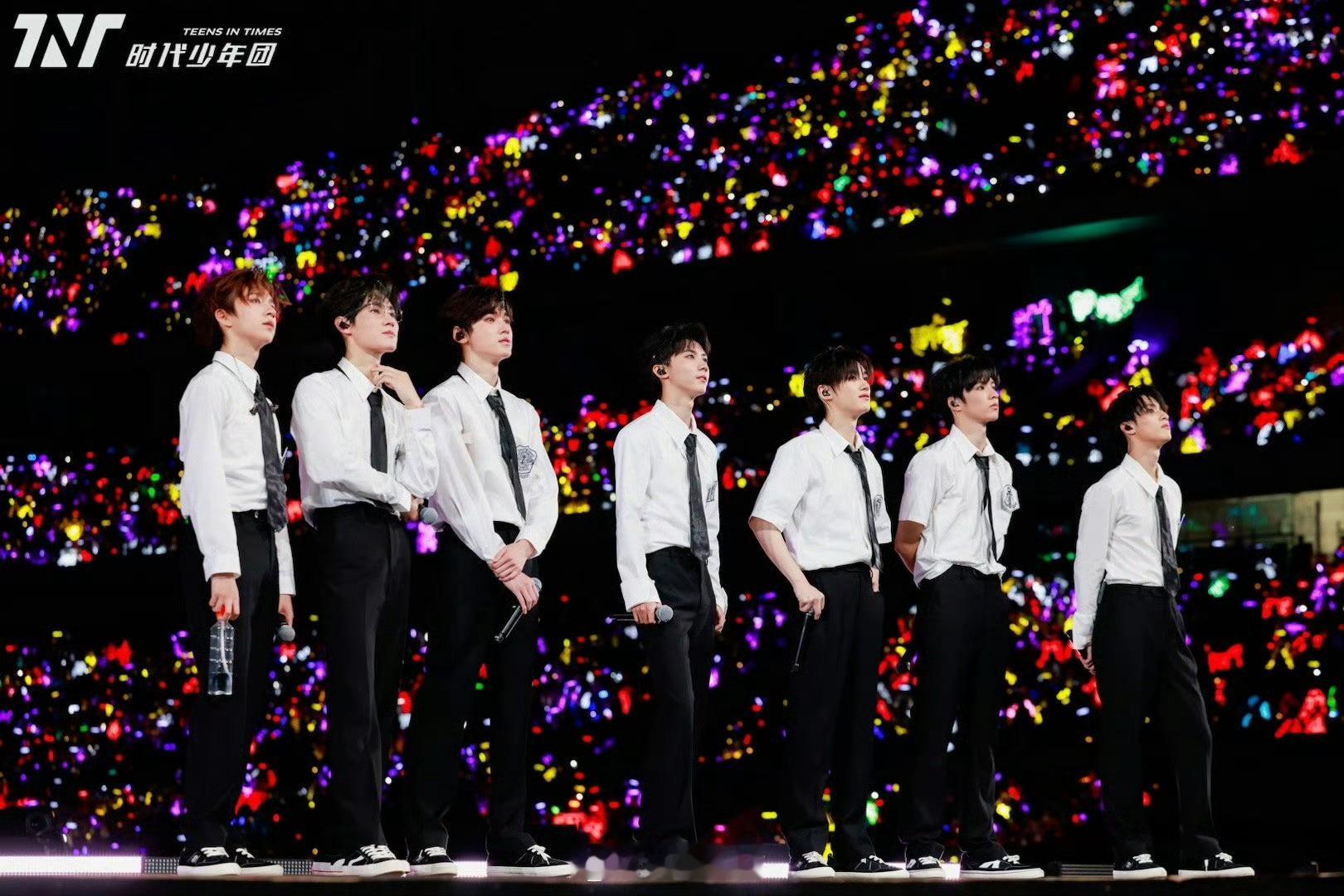 #偶遇时代少年团秦皇岛拍摄#网友偶遇时代少年团在摄时尚芭莎，就是说帅哥们的表现一
