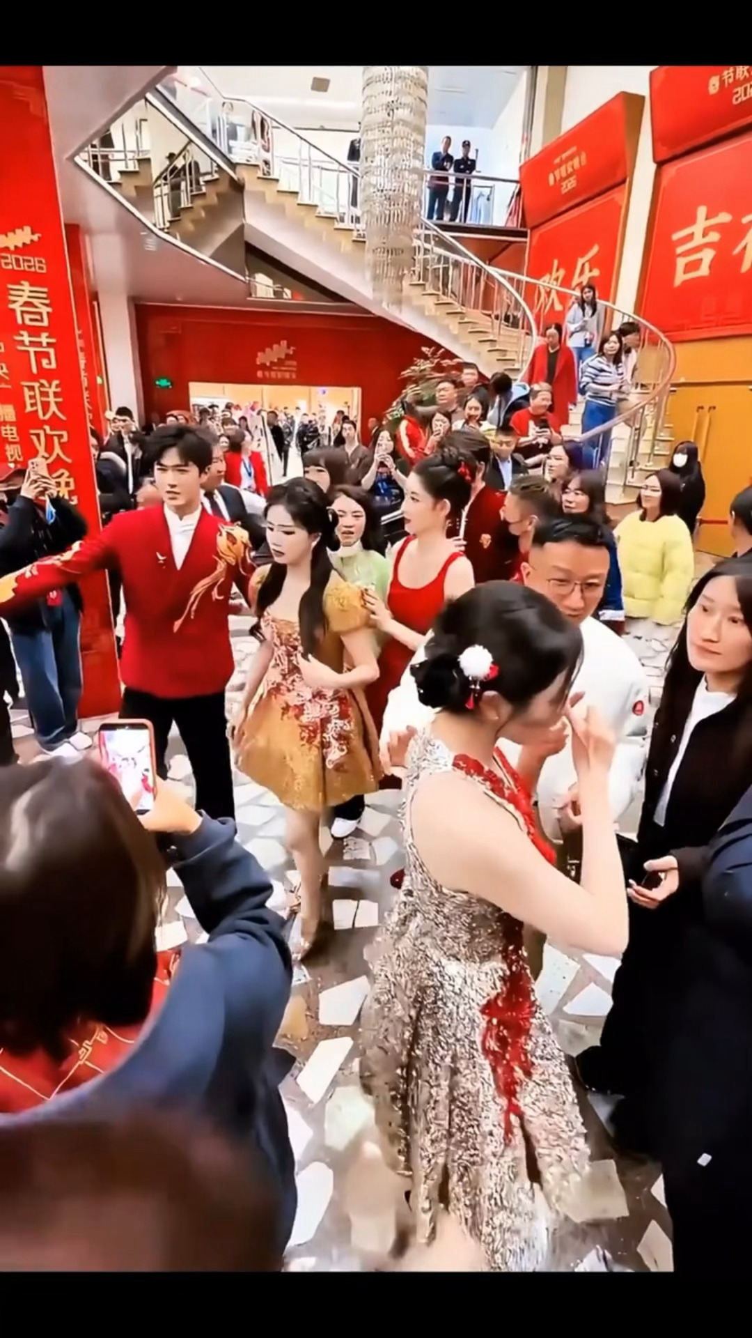 春晚收视率春晚《串门指南》八人组春晚后台，李昀锐在演上次白鹿装助理开路，有来有回