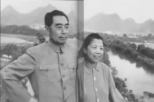 这是周总理和夫人邓颖超在漓江时的温馨合影，都看看吧，这可不是演员扮演的。

海棠