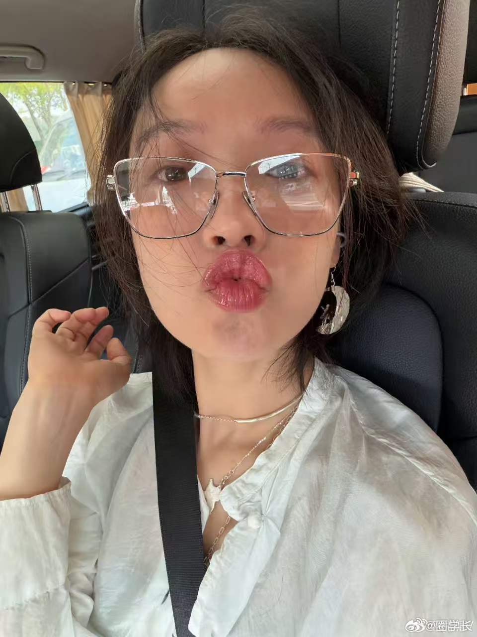 倪妮 今天没洗头倪妮发际线看着好像有点偏高，不过整体状态很在线，看上去特别年轻，