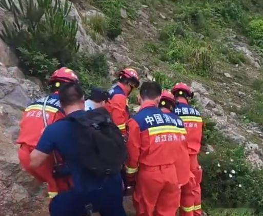驴友徒步受伤临海水陆联动成功救援山野遇险险情急，海陆联动火速驰援，临海高效救援筑
